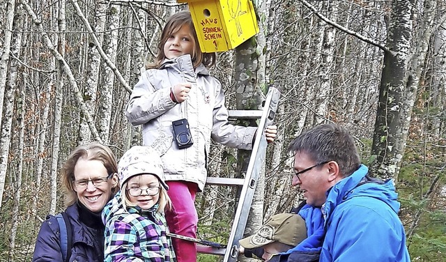 <BZ-FotoAnlauf>Naturschutzaktion: </BZ...echser Wald mit neuen Nistksten aus.   | Foto: Marita Stterlin