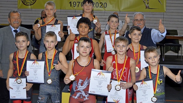 Die sdbadischen Meister der C-Jugend,...bandsprsident Martin Knosp (rechts).   | Foto: Lothar Herzog