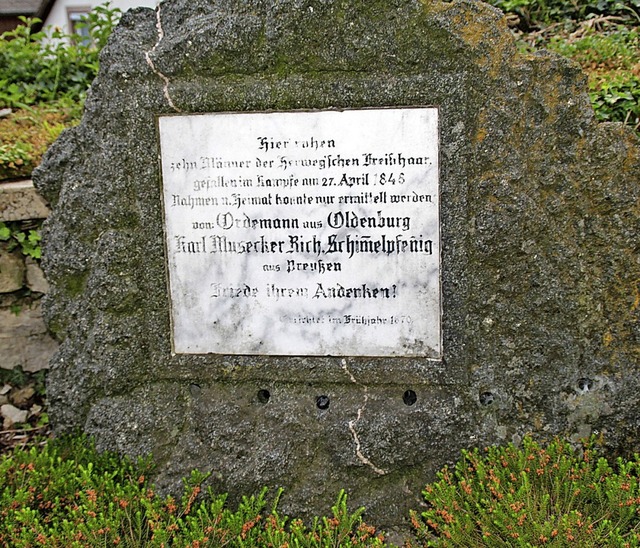Dieser Gedenkstein erinnert neben der Kirche Dossenbach  an das Gefecht.  | Foto: Rolf Reimann