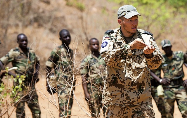 Bundeswehrsoldaten bilden  im Rahmen der Trainingsmission malische Soldaten aus.  | Foto: Maurizio Gambarini