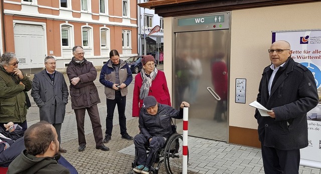 Groer Bahnhof an der Hebelstrae: OB ...e die &#8222;Toilette fr alle&#8220;.  | Foto: Gerhard Walser