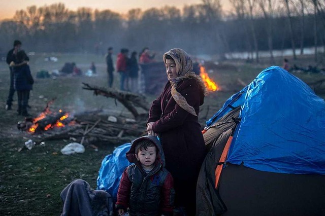 aut UNO harren derzeit rund 13000 Mens...n auf dem Weg in die Grenzregion sein.  | Foto: BULENT KILIC (AFP)