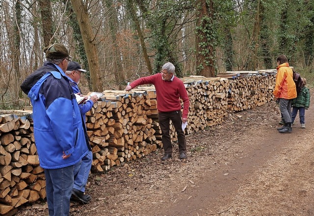 Ortsvorsteher Anton Siegel (Mitte) ver...te das Brennholz mit gebtem Schwung.   | Foto: Christine Weirich