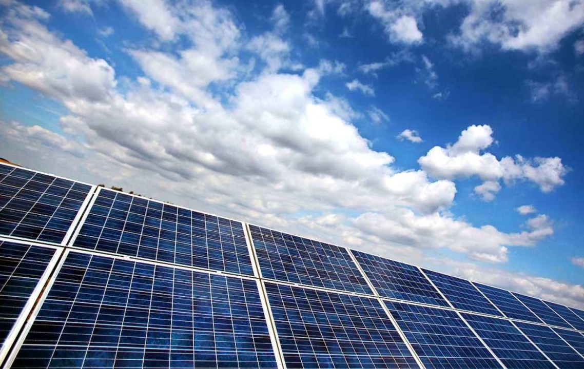 Soweit sie dafr geeignet sind, will d...ner Gebude mit PV-Anlagen ausstatten.  | Foto: Oliver Berg (dpa)