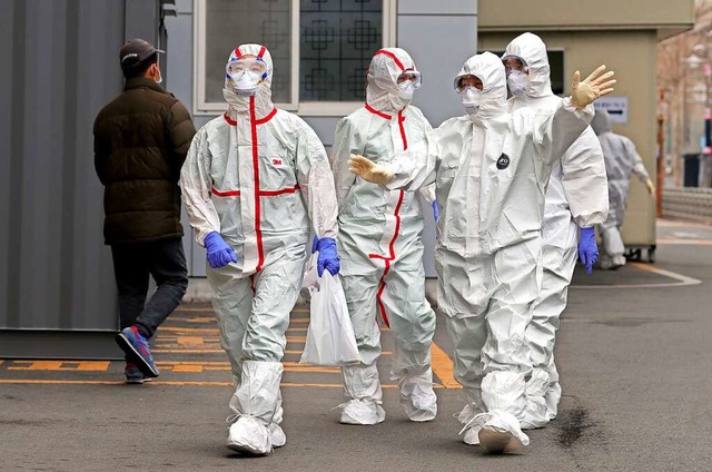 Solche Schutzanzge wie bei diesen Kra...n in Sdkorea bentigen die Hausrzte.  | Foto: - (dpa)