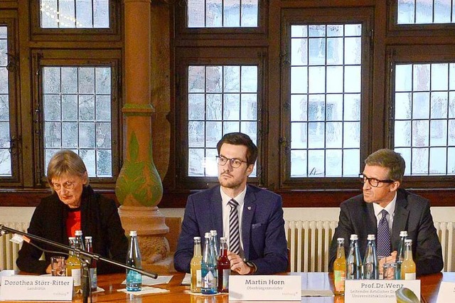 Vertreter aus Politik und Medizin, dar...Freiburger Rathaus ber den Sachstand.  | Foto: Ingo Schneider