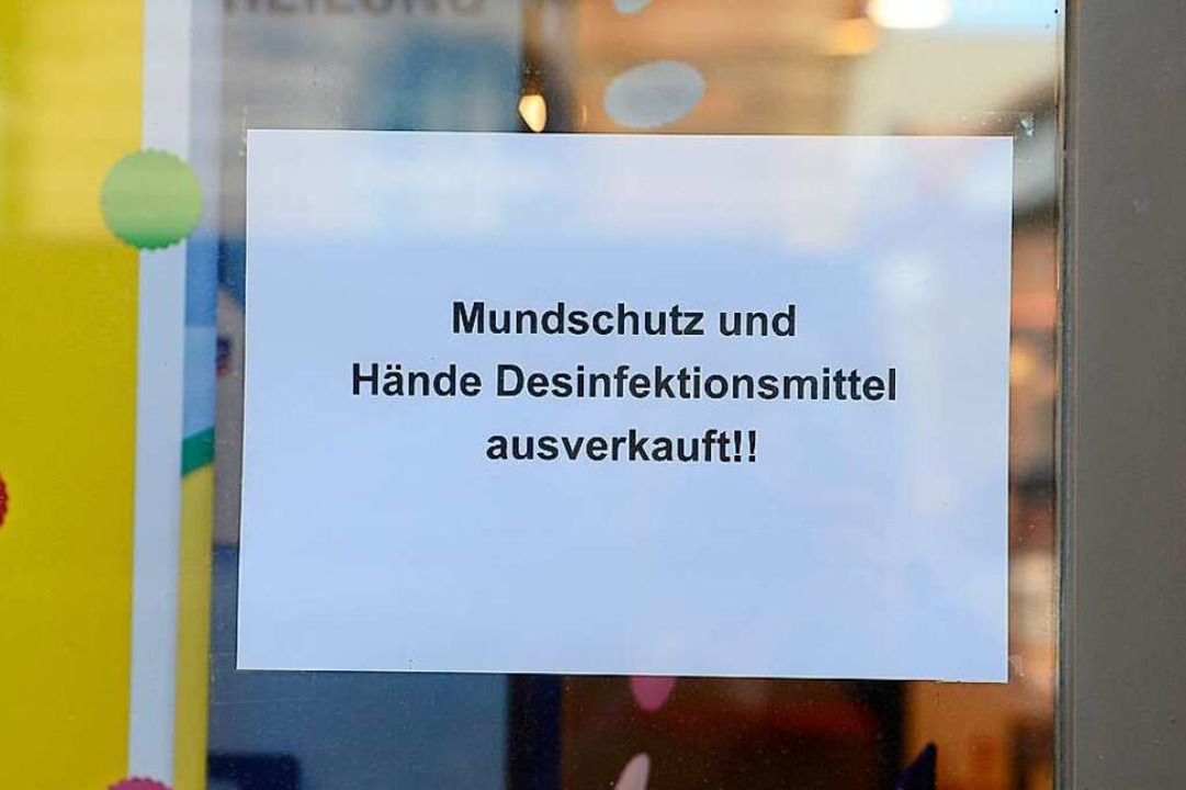 Ein solcher Aushang findet sich an vielen Freiburger Apotheken.  | Foto: Ingo Schneider