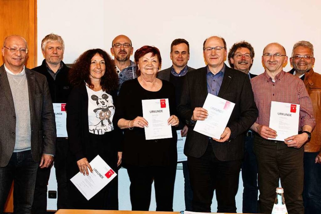 Dieter Perin (links), Uwe Klos (rechts...tgliedsbetriebe fr langjhrige Treue.  | Foto: Gabriele Zahn
