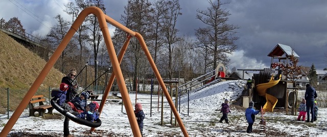 Der ffentliche Spielplatz, in unmitte...-Halle, Grundschule und Kindergarten.   | Foto: Liane Schilling