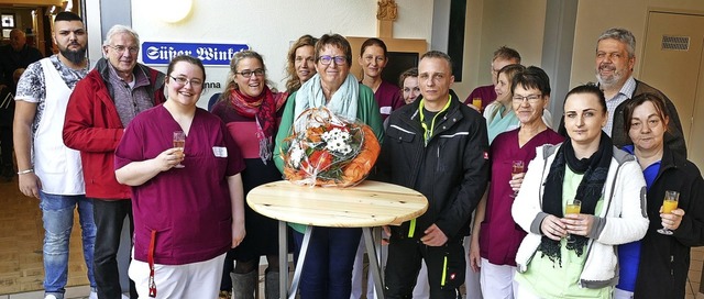 Katja Stark (Vierte von links) wird al...ammen mit einem Teil des Pflegeteams.   | Foto: Stefan Limberger-Andris