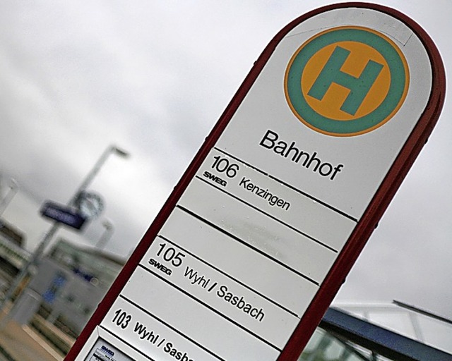 bergang zwischen Bus und Bahn am Bahnhof Endingen.   | Foto: Martin Wendel