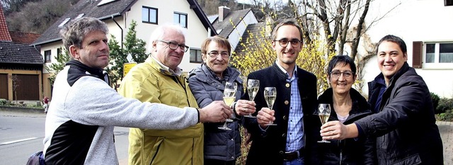 Mit einem Glas Sekt stieen (von links...Marco Kern auf den neuen Wanderweg an.  | Foto: Herbert Trogus