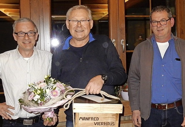 32 Jahre stand Manfred Vierhaus (Mitte...men aller Vereinsmitglieder herzlich.   | Foto: Kurt Meier