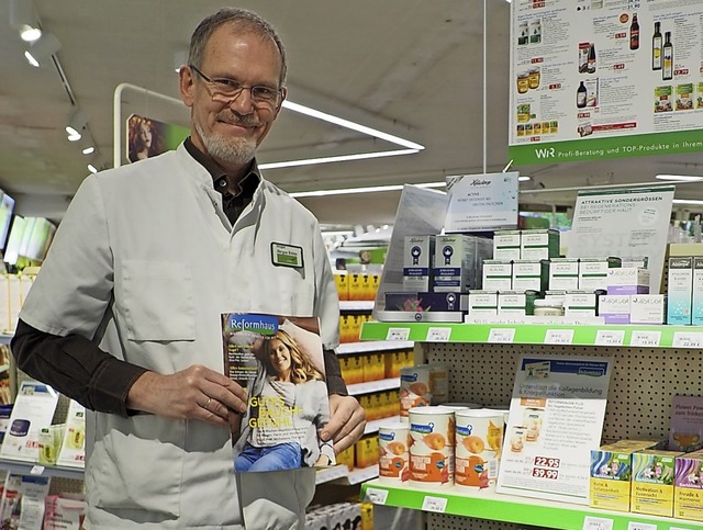 Jrgen Rhle ist stolz auf die Anerkennung der  Drogerie als Reformhaus.  | Foto: Herbert Frey