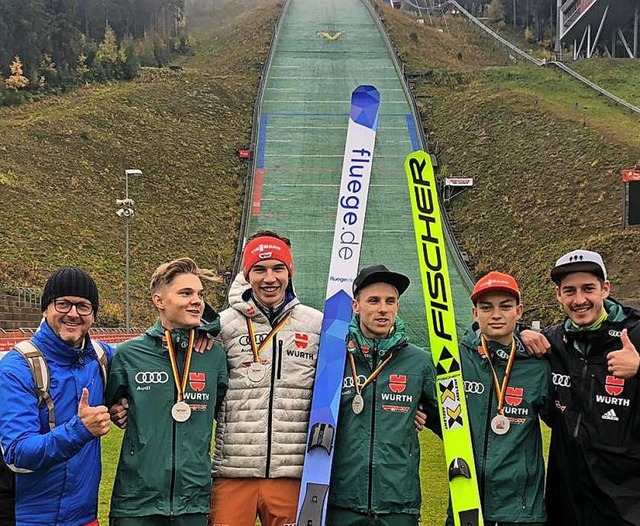 Die Trainer Rolf Schilli (links) und A... in Klingenthal Team-Silber gewannen.   | Foto: Rolf Schilli