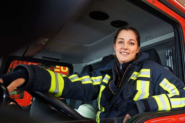 Feuerwehrfrau Jasmin im Feuerwehrwagen  | Foto: Bernd Thissen (dpa)
