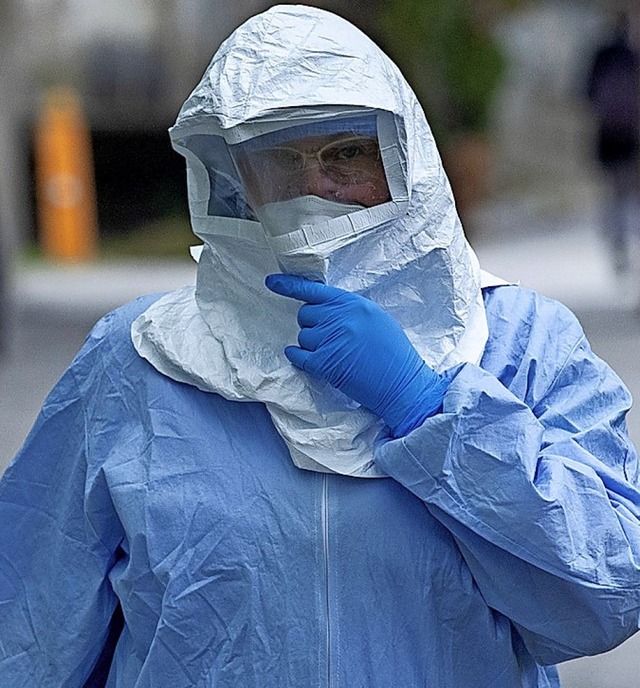 Ein Anzug soll vor Viren schtzen.  | Foto: Darko Bandic (dpa)