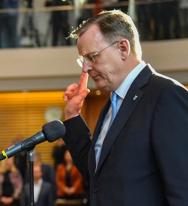 Bodo Ramelow bei seinen Amtseid nach der Wahl im dritten Wahlgang.  | Foto: Martin Schutt (dpa)