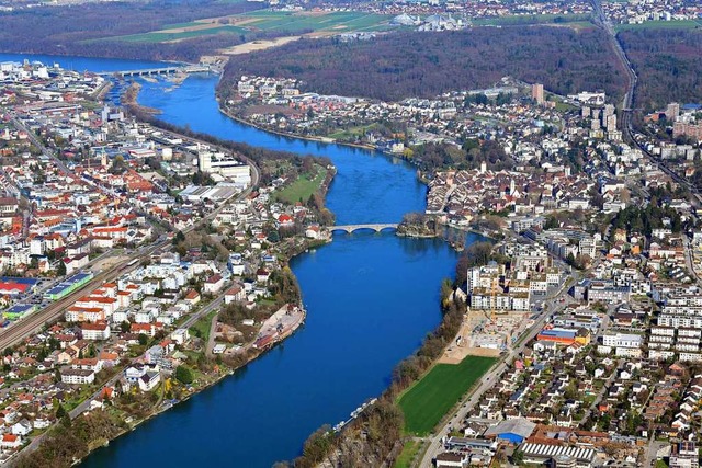 Die Stadt hat sich in den vergangenen ...infelden, dazwischen fliet der Rhein.  | Foto: Erich Meyer