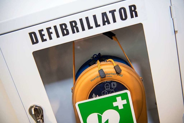 Defibrillator ist nicht gleich Defibri...t unterschiedliche Handhabungstypen.    | Foto: Peter Kneffel (dpa)
