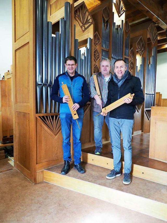 Organist Andr Wahl, Orgelbaumeister W...vor der generalberholten Spth-Orgel.  | Foto: Herbert Frey