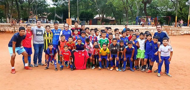 Edgar Huber aus Lahr (stehend, Sechste...s Paraguay Fuballtrikots mitgebracht.  | Foto: Privat