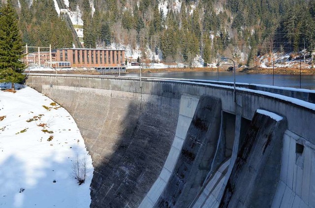 Das Kraftwerk Husern und Staumauer des Schwarzabeckens.  | Foto: Sebastian Barthmes