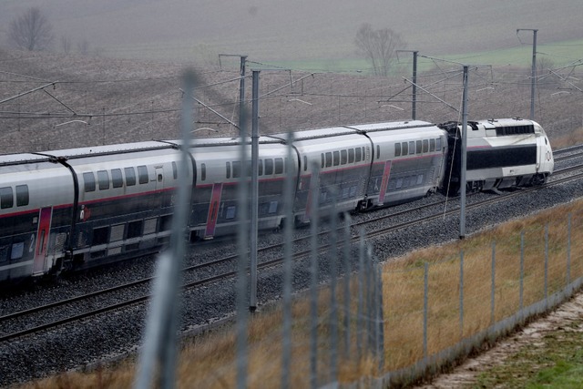 Der TGV-Hochgeschwindigkeitszug steht ...gleist auf der Bahnstrecke nach Paris.  | Foto: Jean-Francois Badias (dpa)