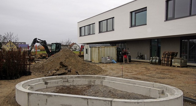 Die neue Grundschule in Rheinhausen is... der Auenanlage wird noch gearbeitet.  | Foto: Ilona Huege