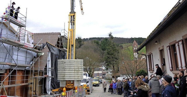 Die Arbeiten fr die Pfarrscheune &#82...eim Richtfest &#8211; liegen im Plan.   | Foto: Beate Zehnle-Lehmann