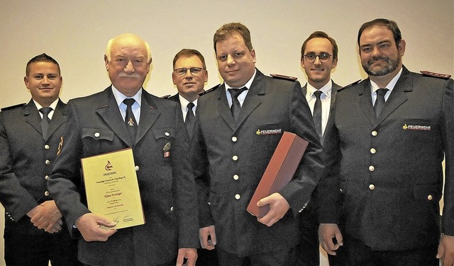 Klaus Fessinger und Peter Kunz (vorne ...der Achkarrer Feuerwehr ausgezeichnet.  | Foto: Herbert Trogus