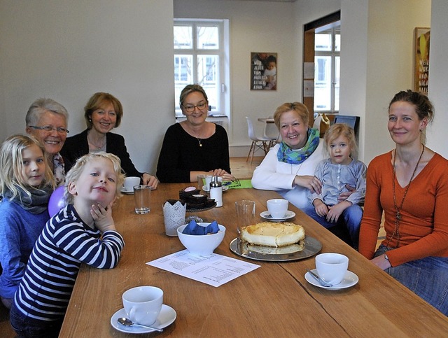 Familienzentrum und Seniorenbeirat (vo...rodt und Christine Leufke mit Kindern.  | Foto: Thomas Loisl Mink
