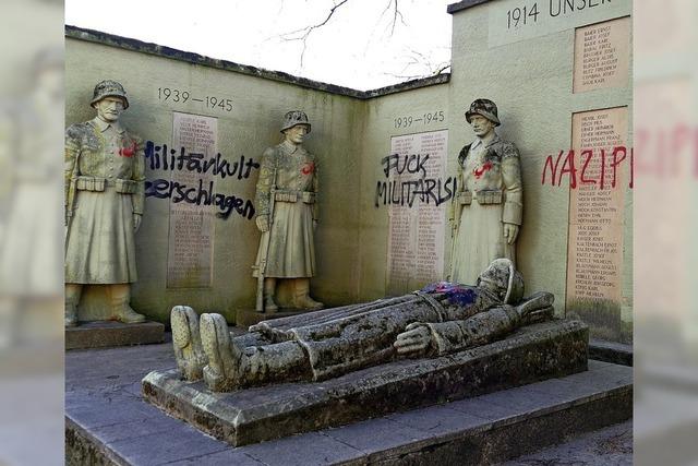 Kriegerdenkmal in Kollnau mit Parolen verunstaltet