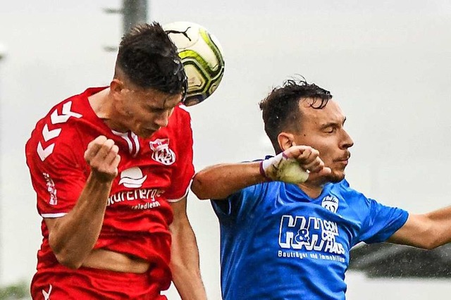 Spitzenderby an Karsamstag? Im Hinspie...- 1:0 gegen die Weiler um David Gro.   | Foto: Gerd Gruendl