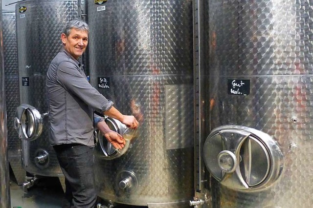Franz Herbster an einem der Stahltanks im neuen Weingut  | Foto: Andrea Gallien
