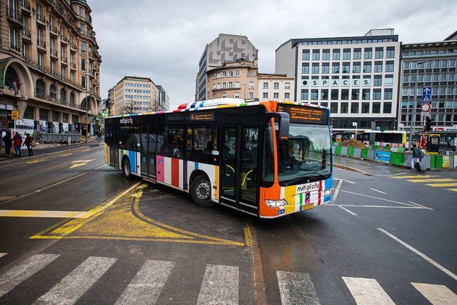 Mitfahren ist jetzt gratis: ein Bus der Stadt Luxemburg.  | Foto: Oliver Dietze (dpa)