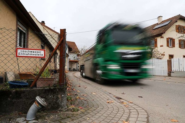 In der Rheinstrae in Ottenheim befrc...er mehr Verkehr durch die neue Brcke.  | Foto: Christoph Breithaupt