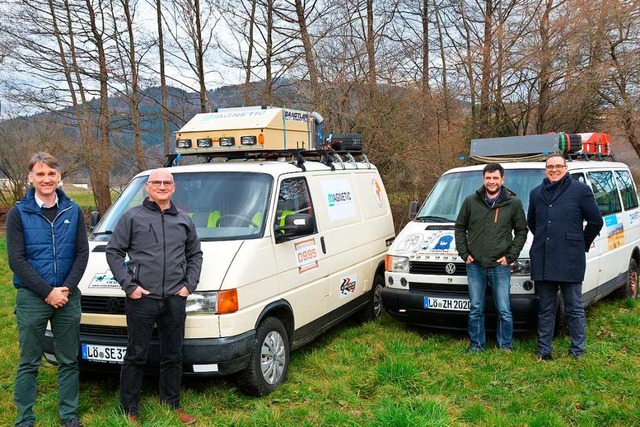 Startklar: Finanzleiter Roberto Rossat...t den beiden VW-Bullis auf der Rallye.  | Foto: Magnetic Autocontrol GmbH