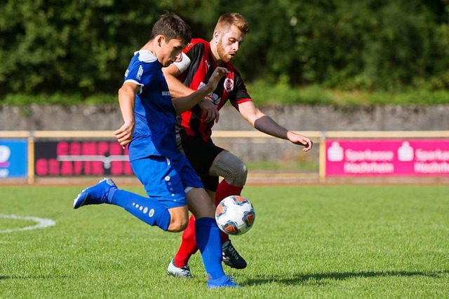 Im Abstiegskampf: Pablo Philippot (Alb...inks) und Dylan Walter (Bad Sckingen)  | Foto: Markus Schaechtele Fotografie