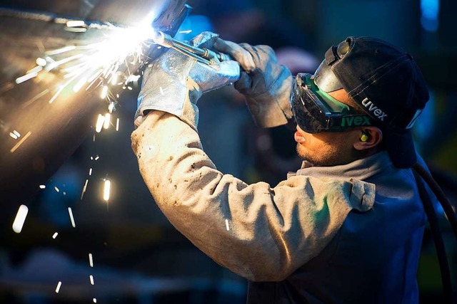 Unter anderem in technischen Berufen werden mehr Fachkrfte bentigt.  | Foto: Patrick Pleul (dpa)