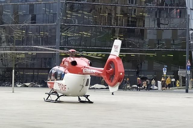 Helikopter bringt Notarzt mitten in Freiburgs Innenstadt