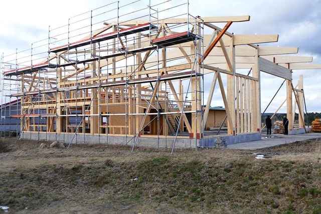 Die neue Halle fr die Zimmerei Sibold in Lffingen macht Fortschritte.  | Foto: Martin Wunderle
