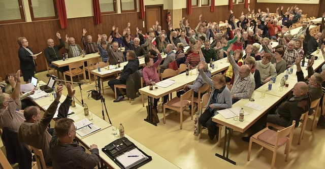 Einstimmig stimmten die Mitglieder der...sangsvereine  fr den Zusammenschluss.  | Foto: Benedikt Sommer