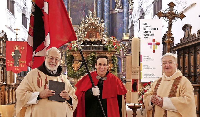 Pater Fidelis, Fahnentrger Fridolin L...Peter Berg (von links) mit der Kerze.   | Foto: Michael Gottstein