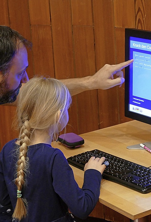 Rtsel am Bildschirm lsen oder Riesen...sen machen, das geht beim Mathematikum  | Foto: Victor Adolf