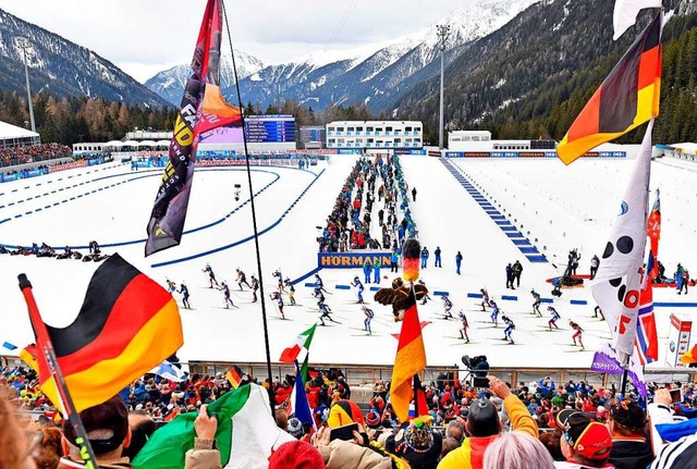 Sdtirol ist traditionell ein beliebte...dene Fahnen auf den Tribnen zu sehen.  | Foto: Hendrik Schmidt