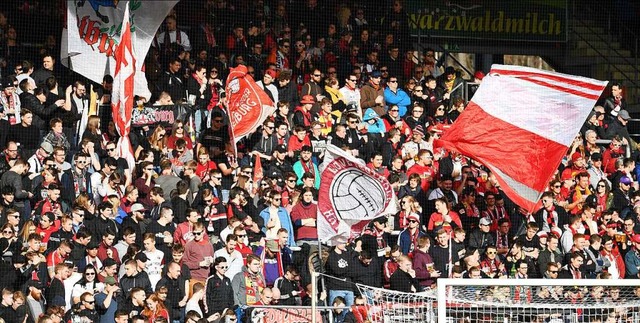 Die Ultras stehen hinter dem Tor auf der Nordtribne des Schwarzwaldstadions.  | Foto: Achim Keller