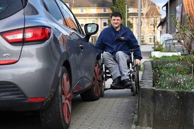 Wie ein Mann im Rollstuhl auf dem Dorf zurecht kommt