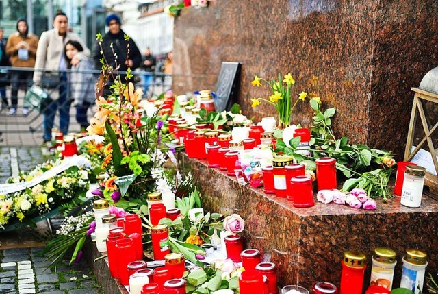 Blumen und Kerzen fr die Terroropfer in Hanau.  | Foto: Nicolas Armer (dpa)