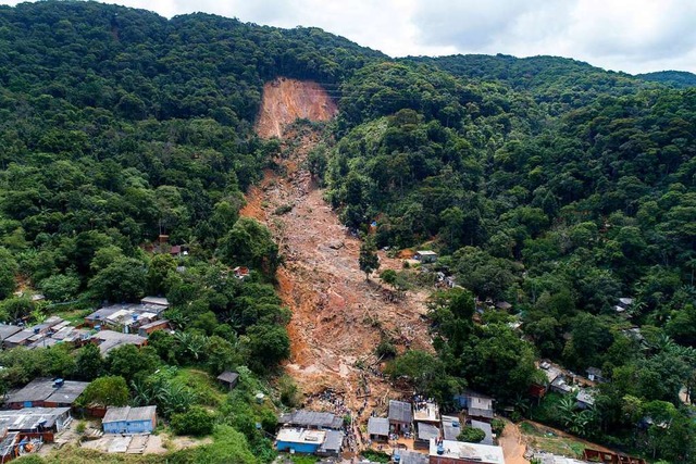 Blick auf einen Berghang in Guaruja, w...e eine Schlammlawine verursacht wurde.  | Foto: Andre Penner (dpa)